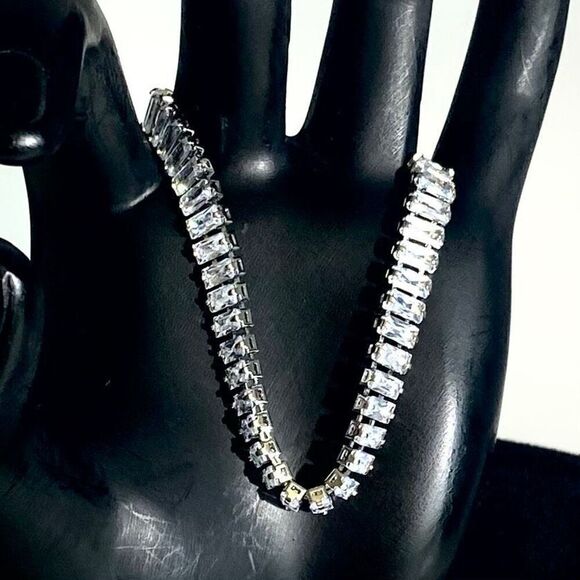 ASG2 Stunning 18k White Gold Adj. Tennis Bracelet w/ 40 Zircon Gems - Picture 10 of 11